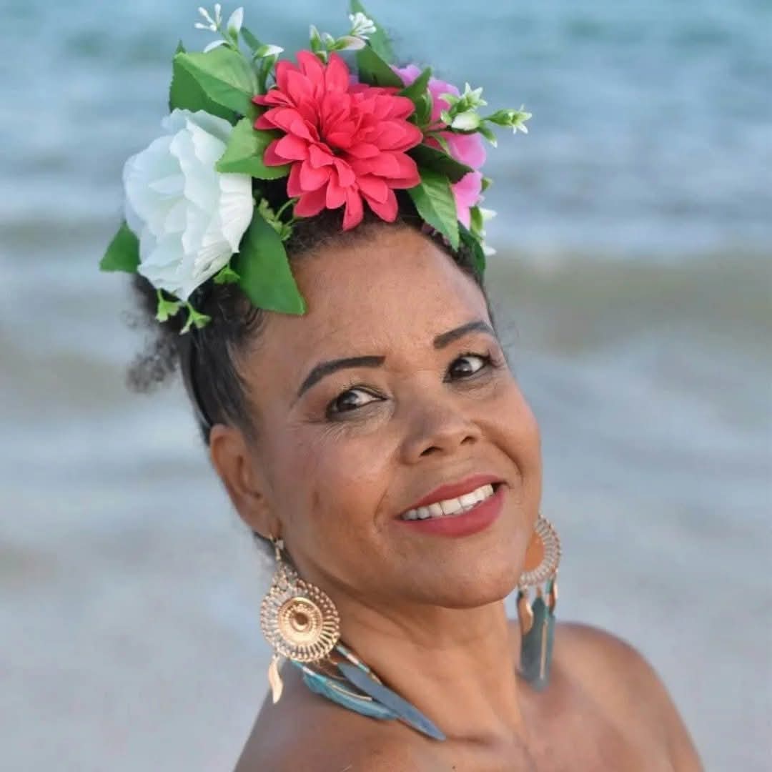 Retrato de Neuz Ferreira con flores en el cabello