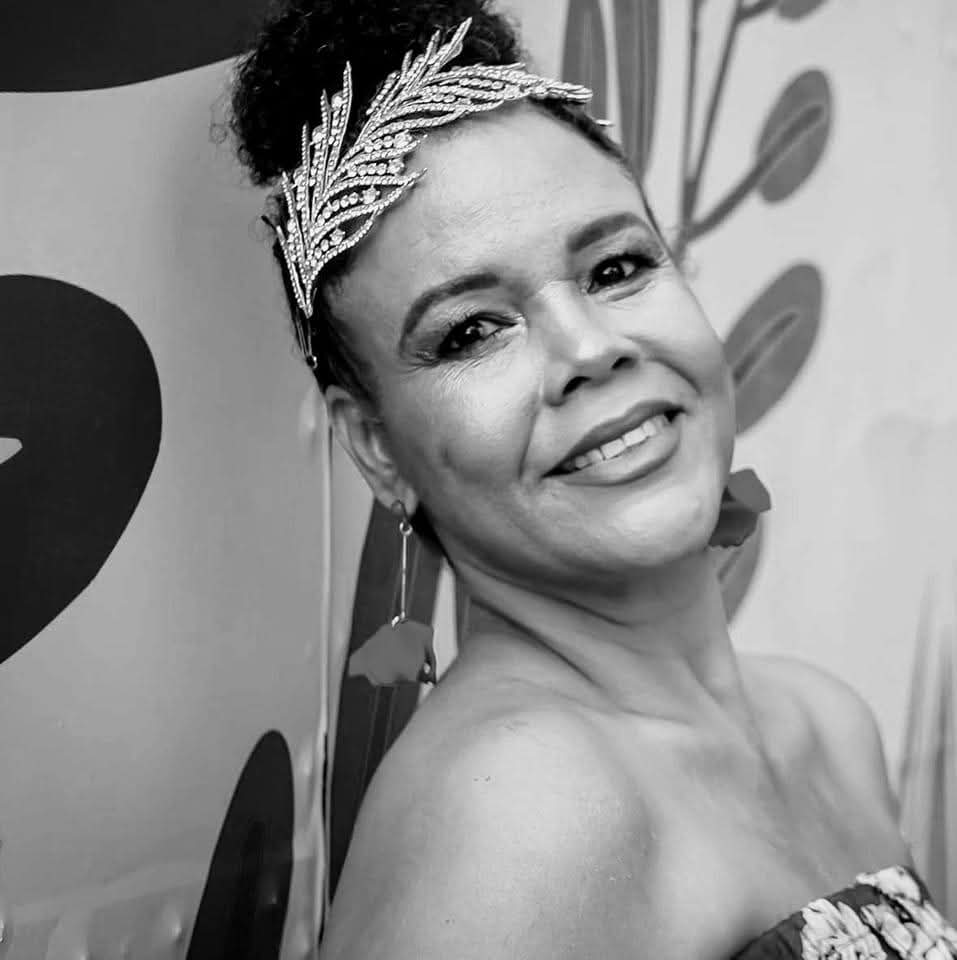 Retrato en blanco y negro de Neuz Ferreira sonriendo